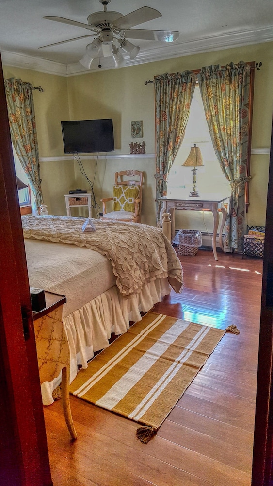 Superior Double Room, 1 Queen Bed, Garden View (Room 9 Gardener's Room) photo 3