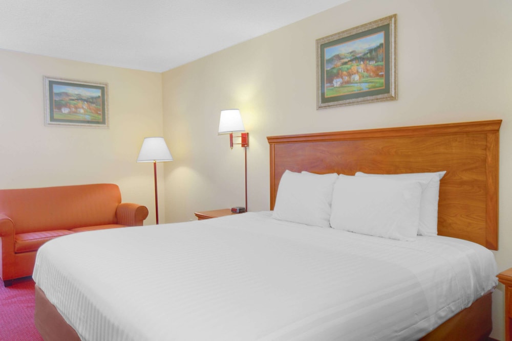 Standard Room, 1 King Bed photo 2
