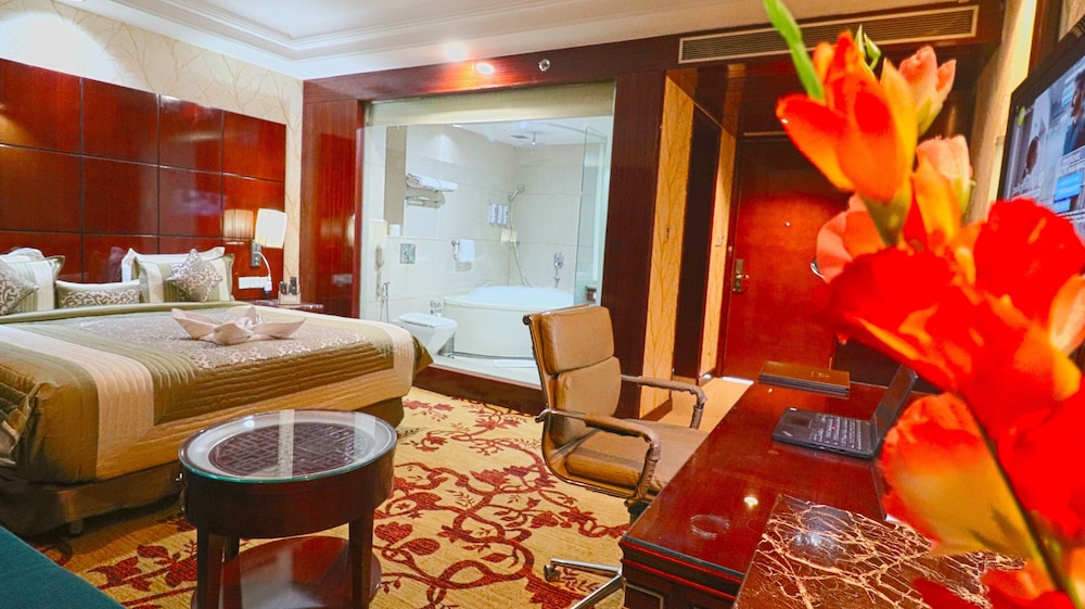 Executive Room with Jacuzzi Tub - Photo 1