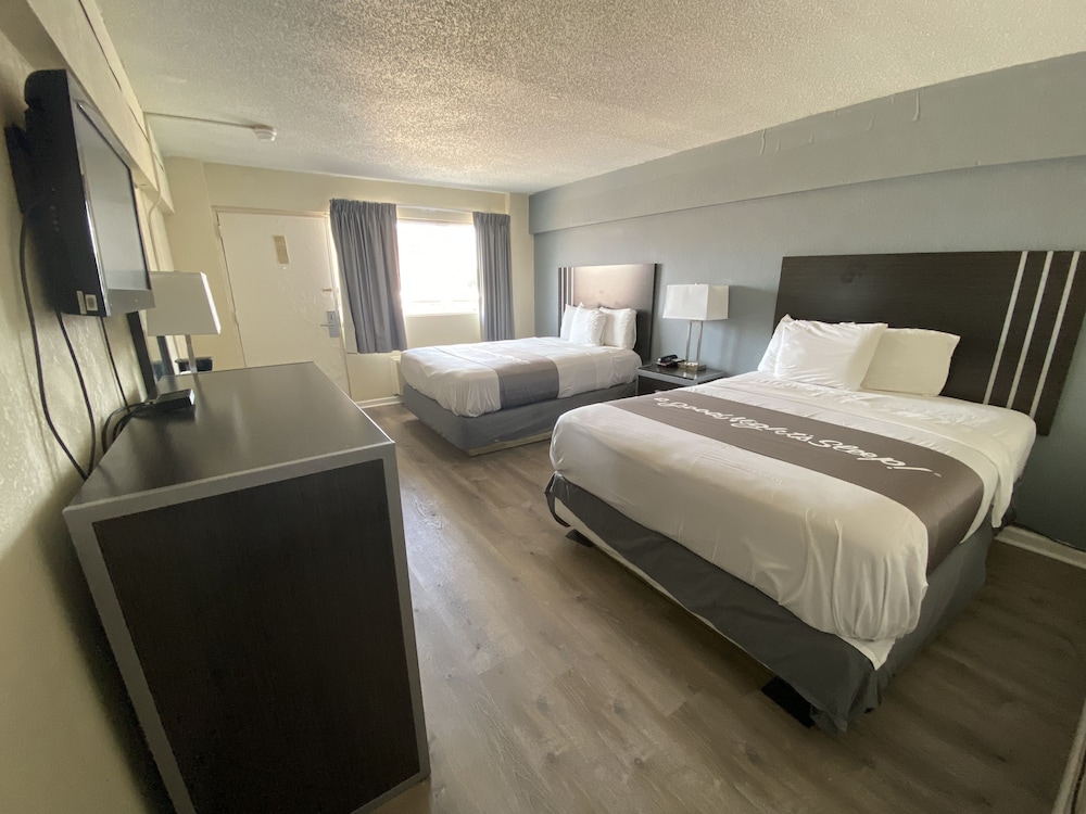 Standard Room, 2 Queen Beds, Smoking - Photo 1