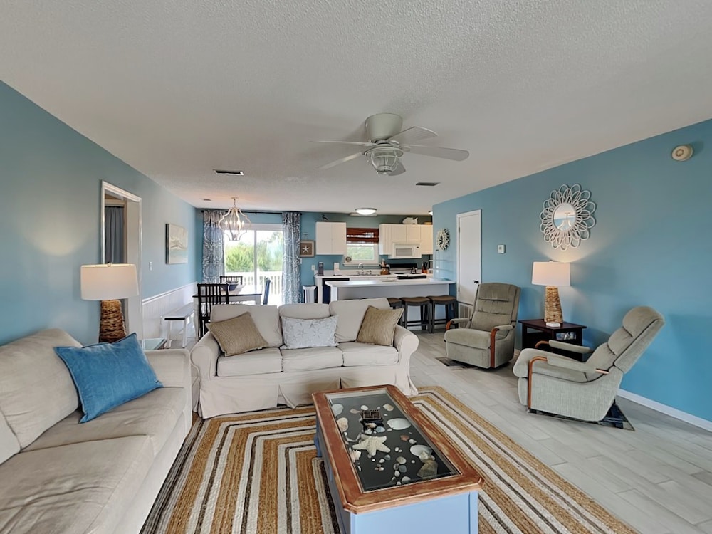 House, Multiple Beds, Patio, Ocean View (Sunny by the Sea)