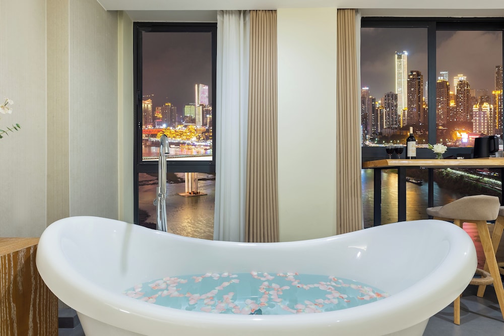 Signature Apartment, 1 Queen Bed, Hot Tub, River View