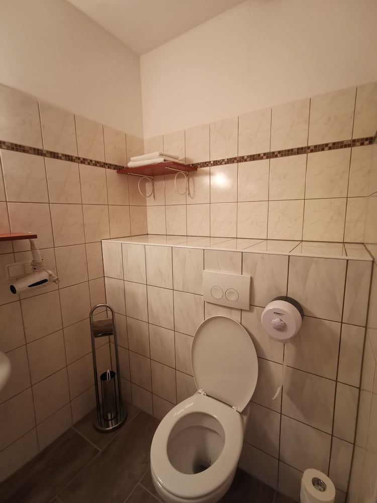 Double or Twin Room - Photo 8