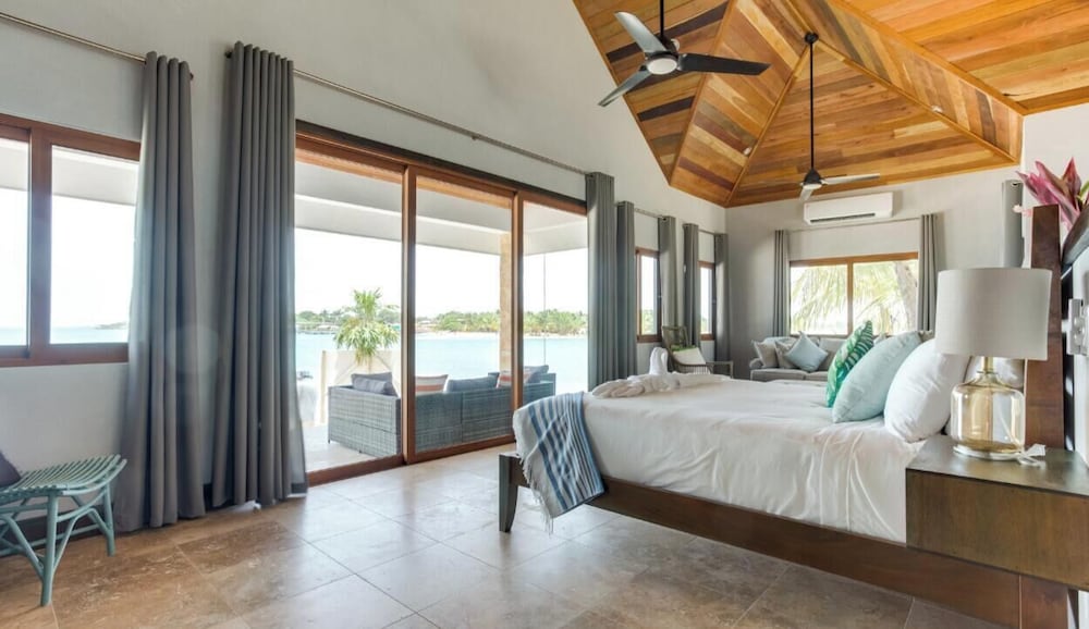 Deluxe Bungalow, 1 King Bed, Beach View