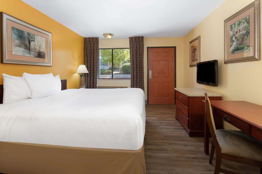 Deluxe Room, 1 Queen Bed, Non Smoking - Photo 3