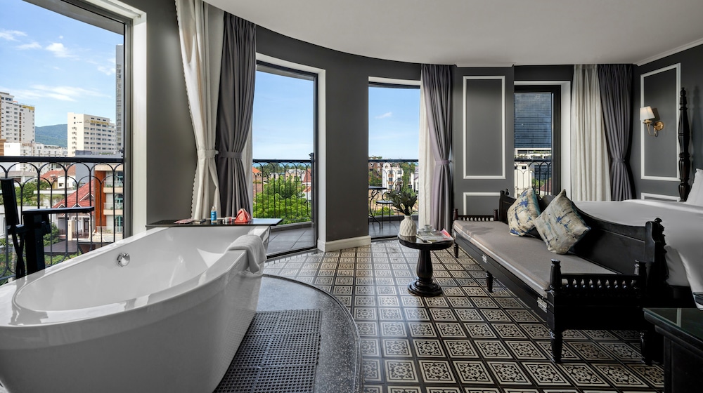 Junior Suite with Balcony - Photo 1