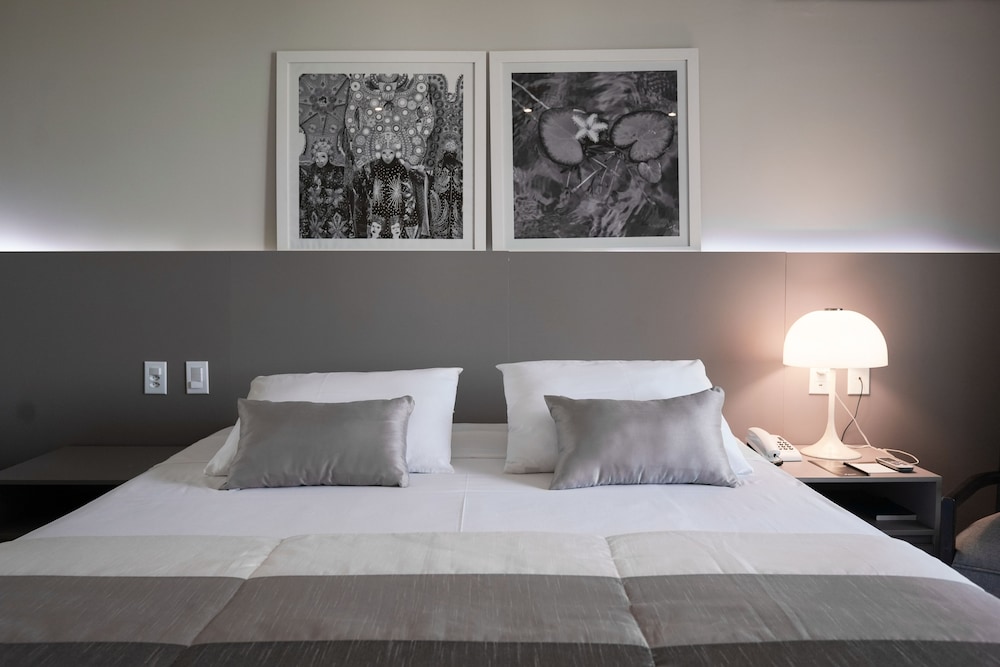 Deluxe Room, 1 Queen Bed photo 3