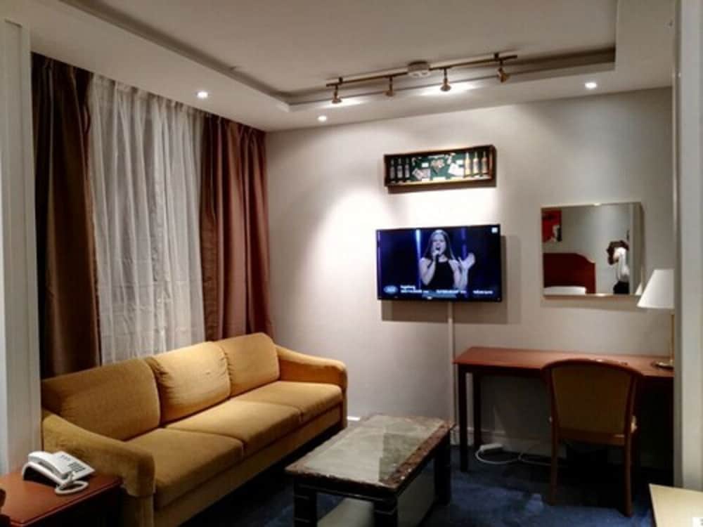 Medium Family Room photo 2
