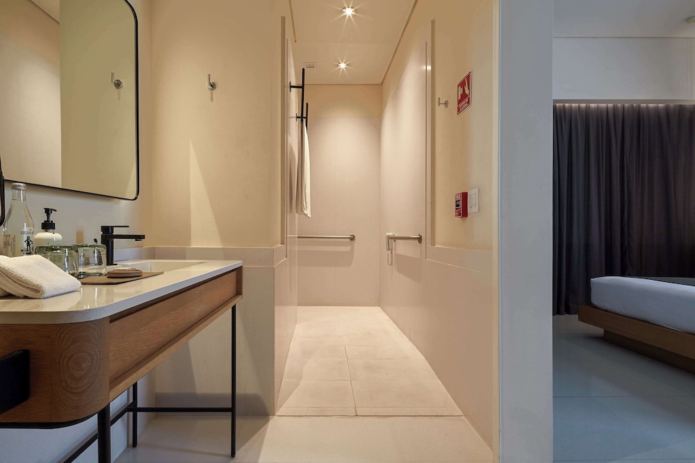Room, 1 King Bed, Accessible (Roll-In Shower) - Photo 14