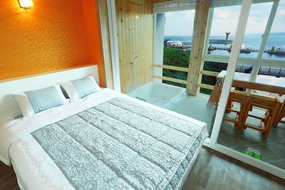 Room (101) photo 3