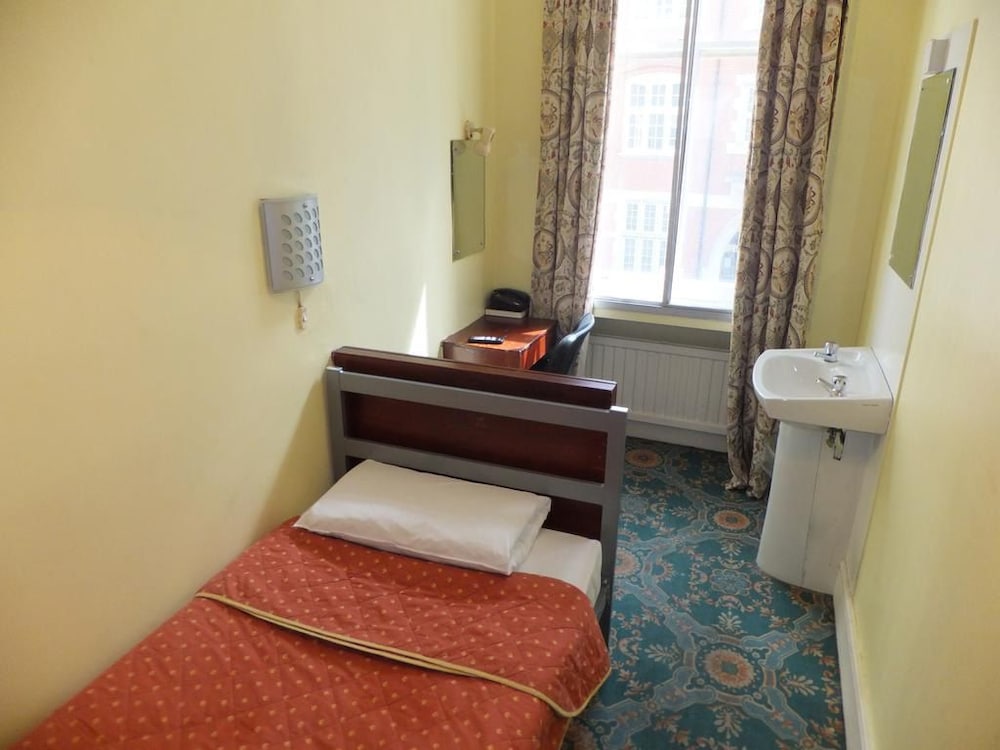 Basic Single Room, Shared Bathroom photo 1