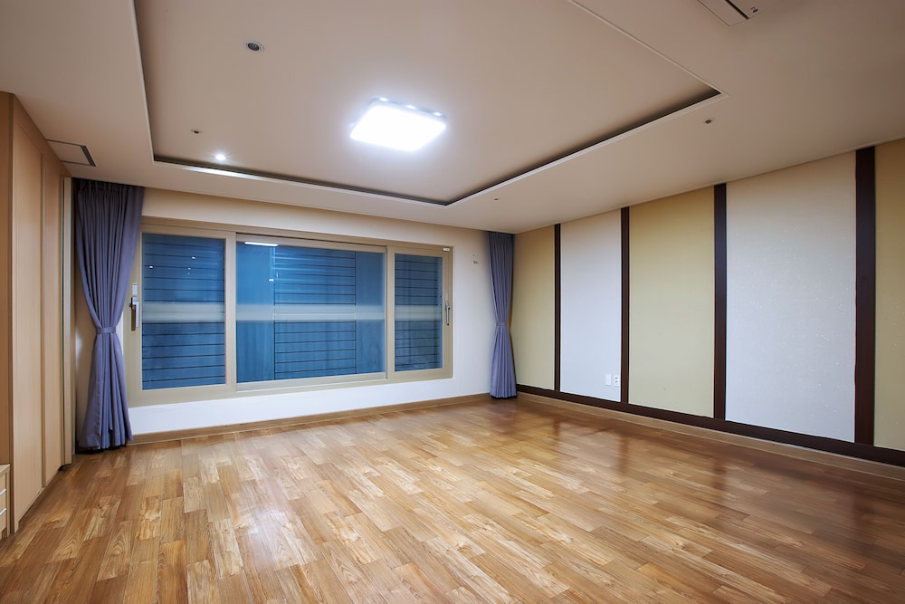 family Room (Deluxe B) photo 1