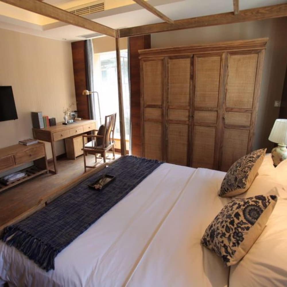 Deluxe Double Room (Bathtub)