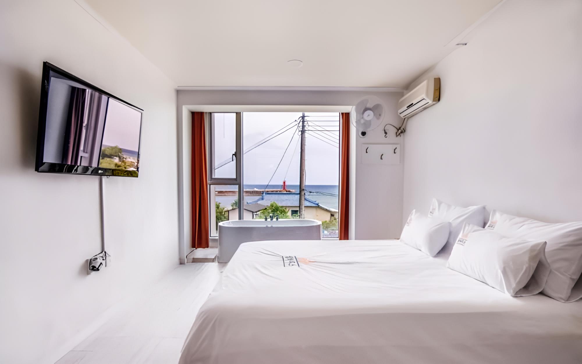 Room (207 Spa ocean view (Netflix bath salt)