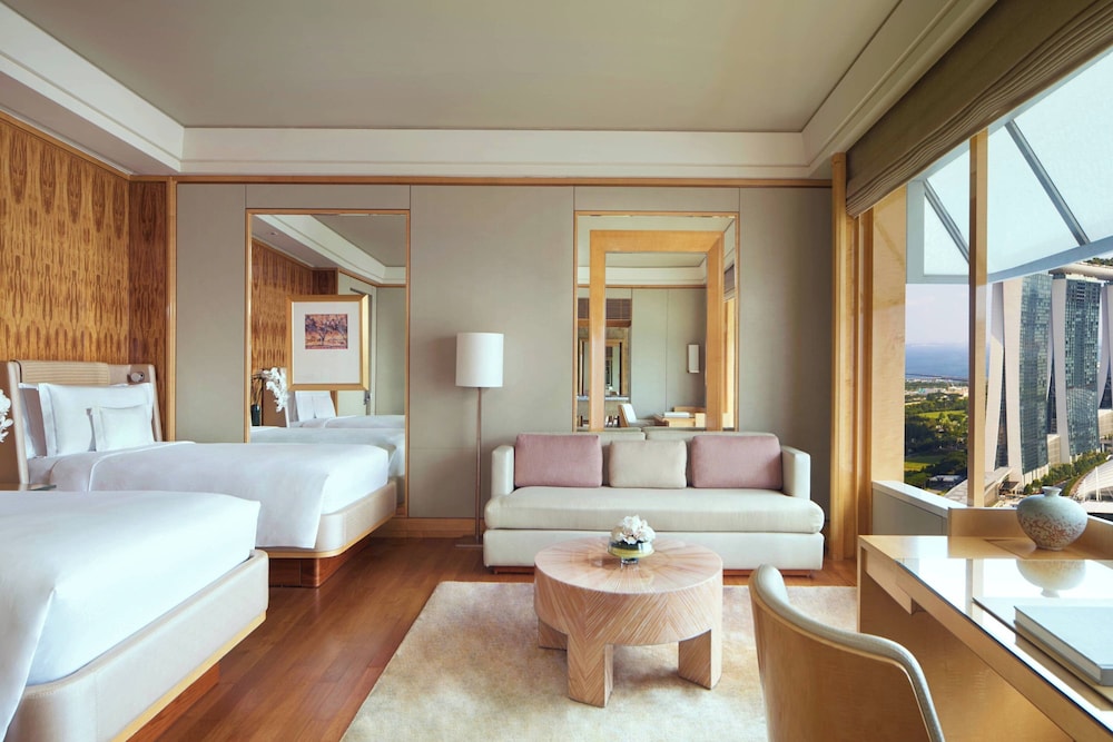 Marina Club Deluxe High Club Story with Two Twin Beds