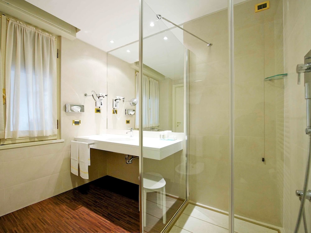 Deluxe Room, 1 Double Bed - Photo 2