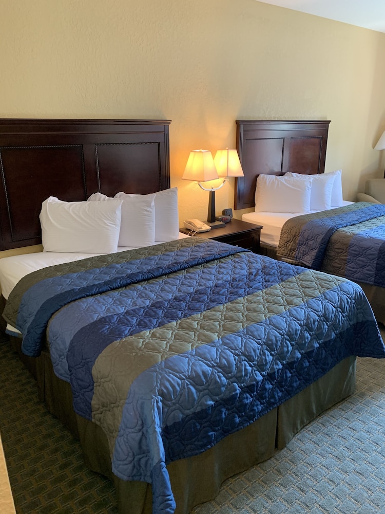 Double Room, 2 Queen beds, and 1 Sofabed, Accessible, Non Smoking photo 3
