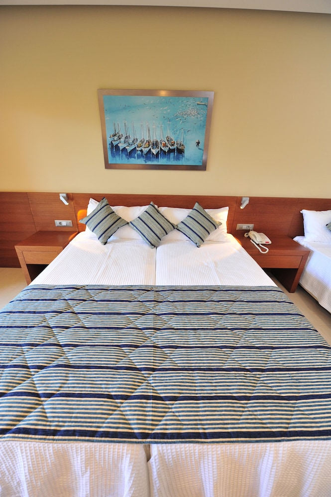 Triple Room, Garden View (Deluxe) photo 3