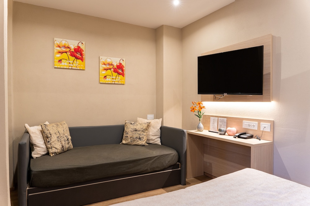 Family Room, 2 Bedrooms - Photo 1