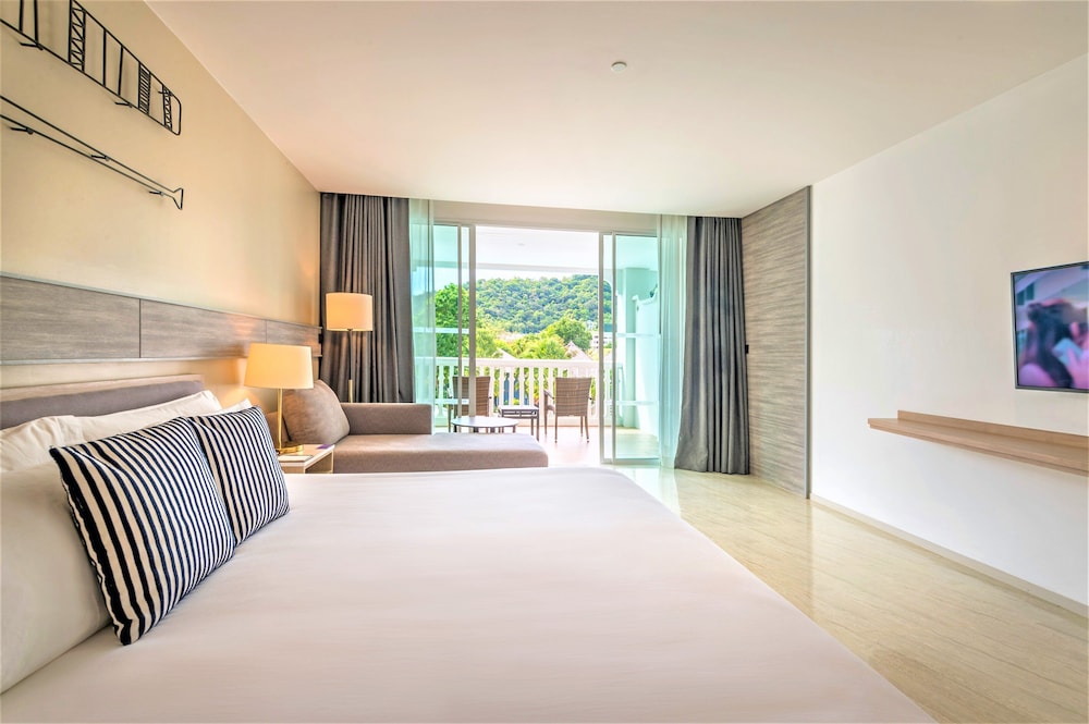 Premier Room, 1 King Bed photo 3