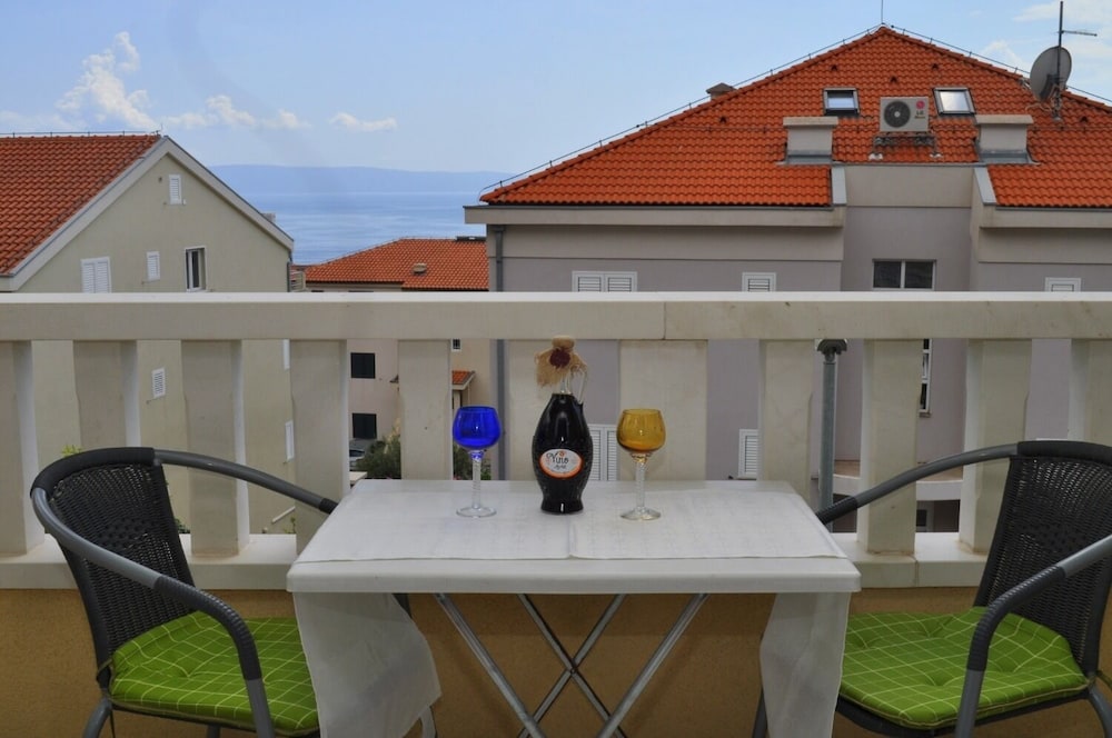 Studio (Ivi - big parking and courtyard - SA6)