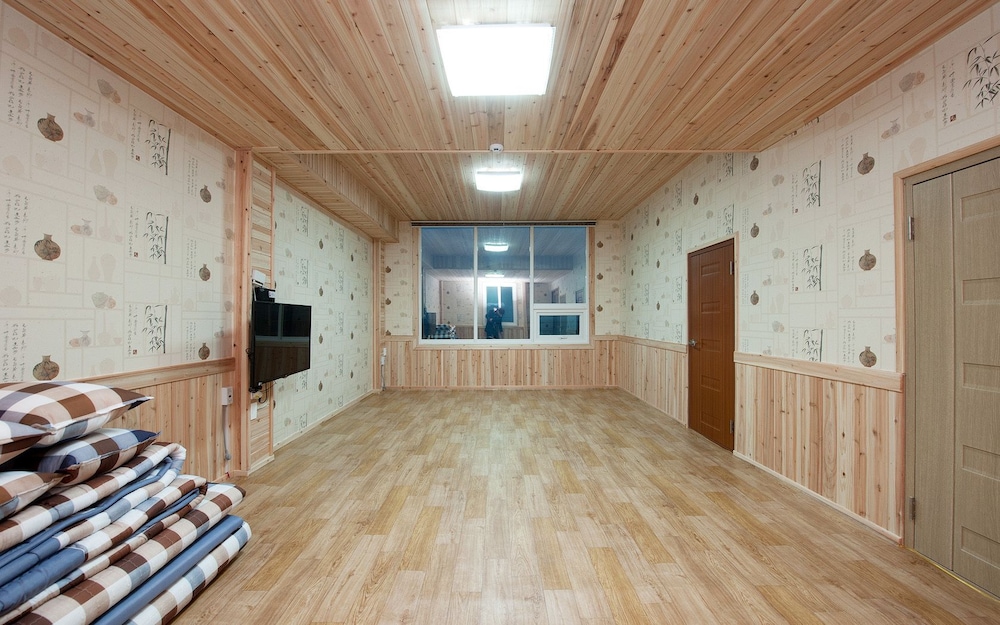 Room (Group) photo 3