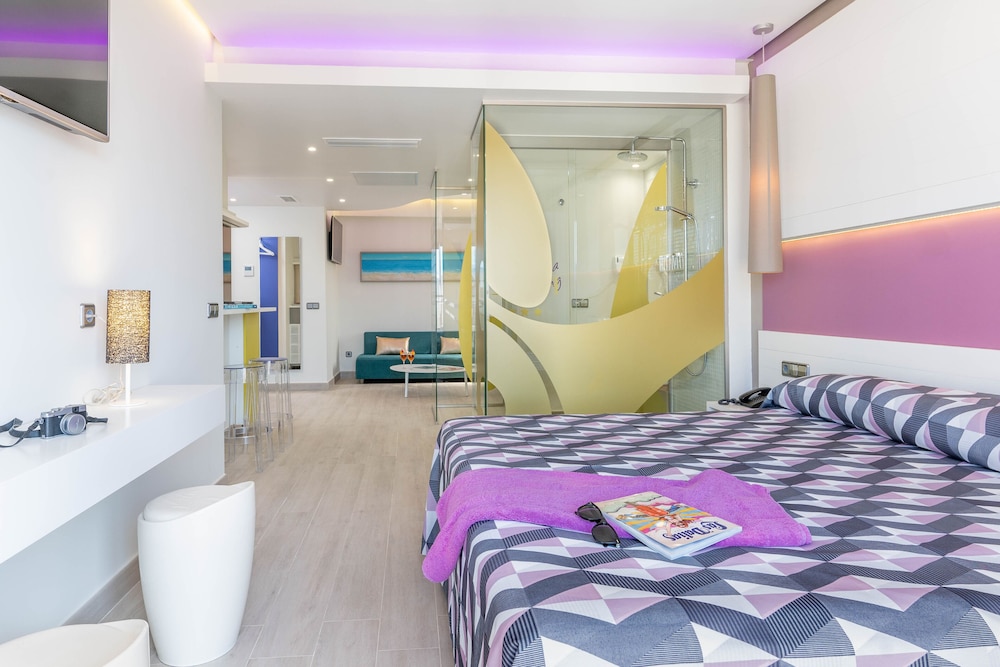 Junior Suite, Balcony, Pool View photo 3