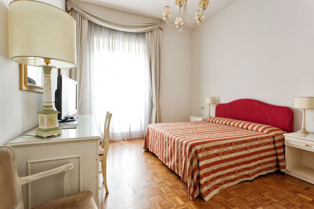 Deluxe Double or Twin Room - Photo 13