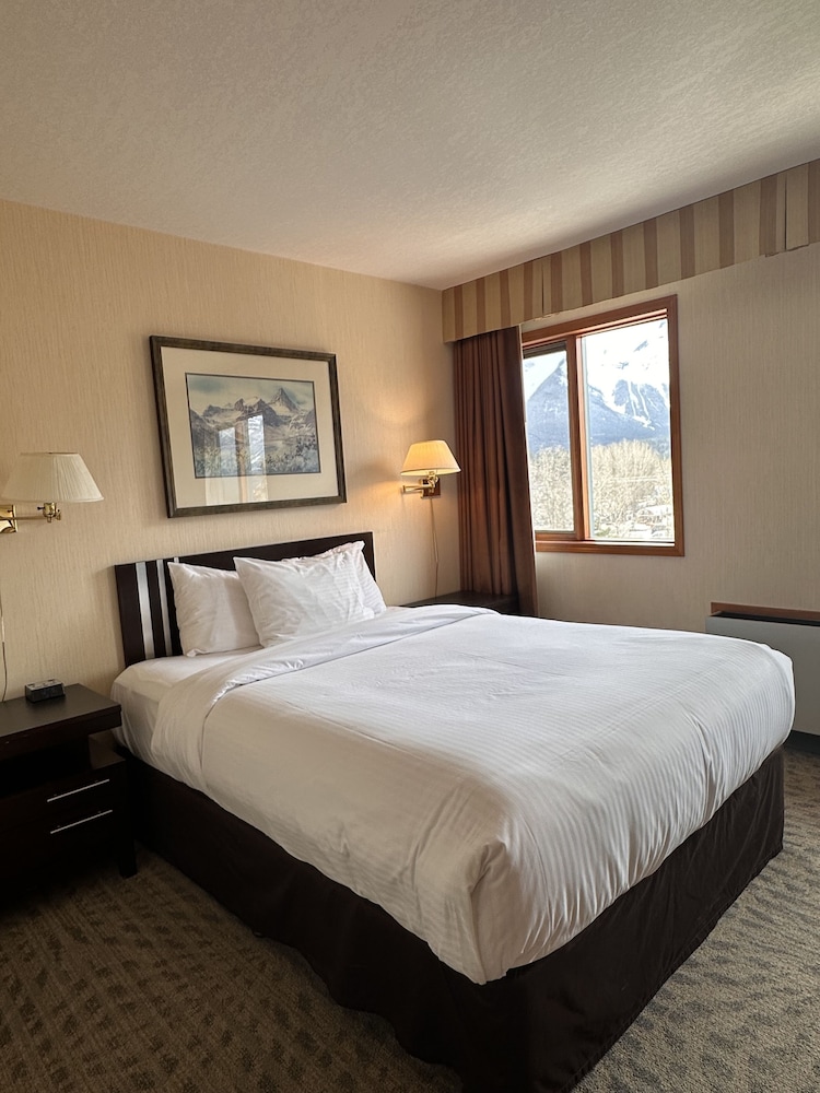 Deluxe Suite, 1 Queen Bed, Mobility Accessible photo 1