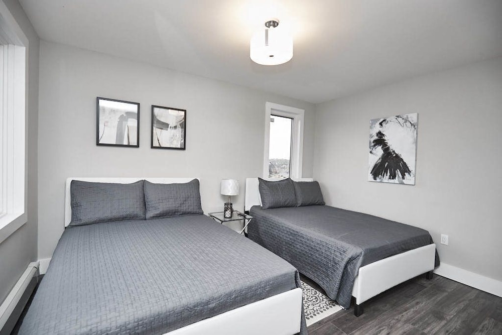 Condo, 2 Bedrooms (402) photo 3