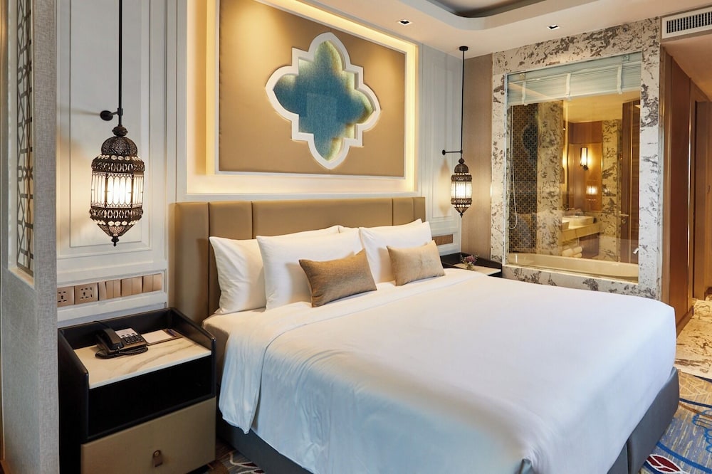 Jacuzzi Sky Suite Club Lounge Access