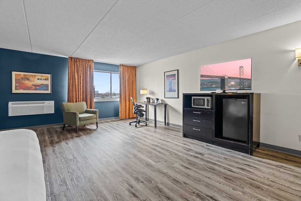 Executive Suite, 1 King Bed, Non Smoking photo 2