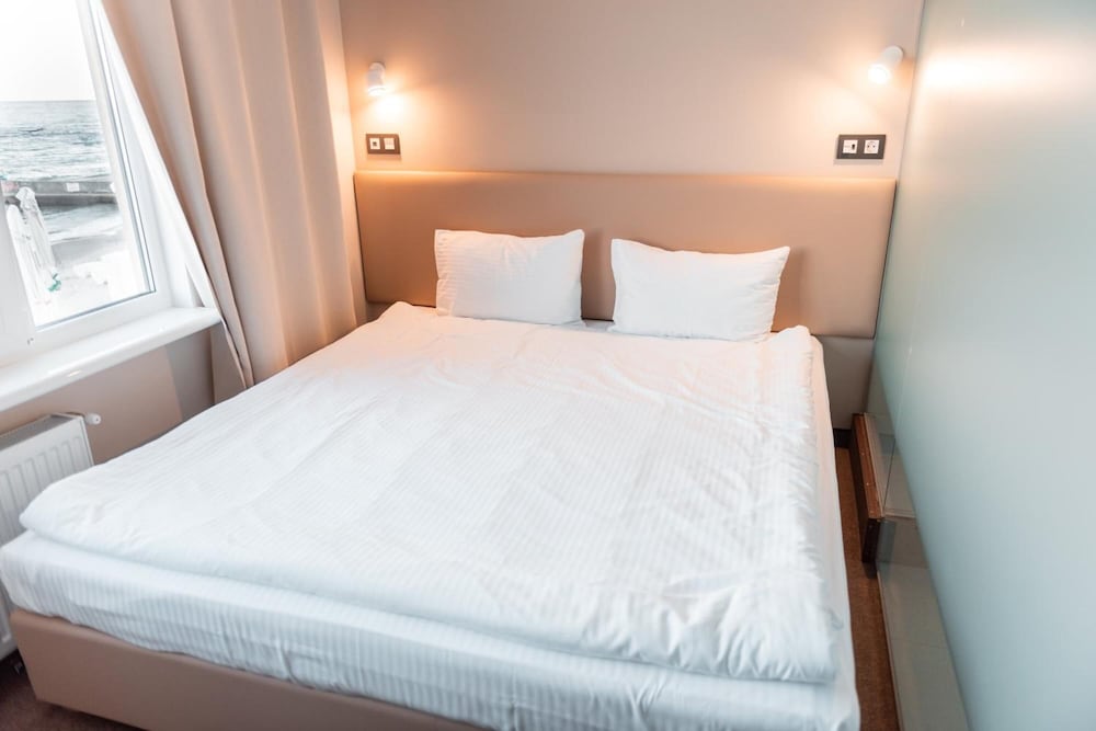 Standard Room, 1 Queen Bed photo 3