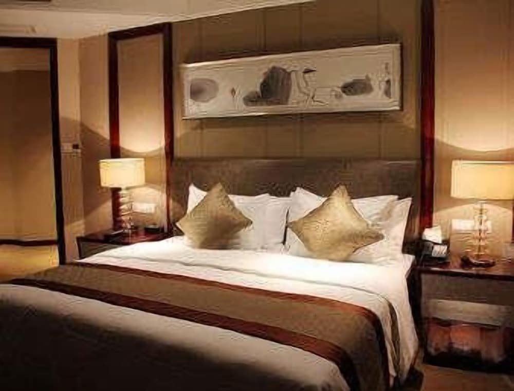 Deluxe Suite, 1 King Bed, Smoking photo 1