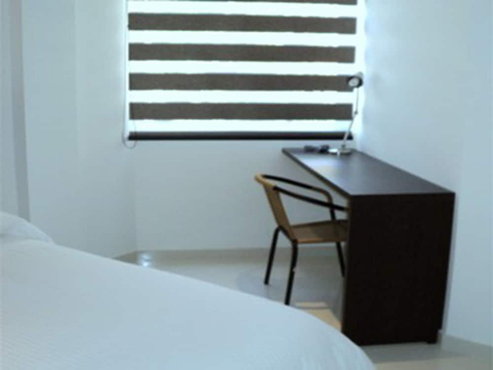 Standard Room, 1 King Bed, Non Smoking photo 3