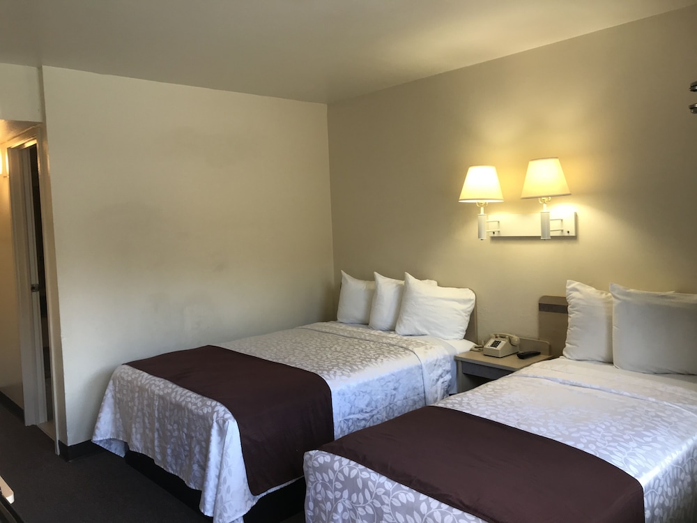 Room, Multiple Beds, Non Smoking - Photo 2