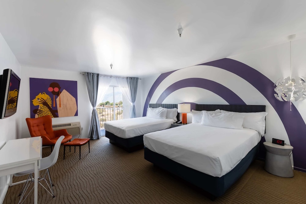 Premium Double Room, 2 Queen Beds - Photo 3