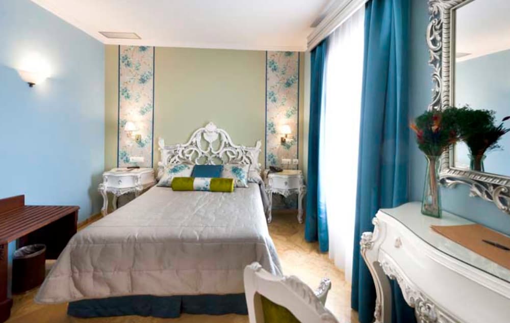 Deluxe Double Room, Balcony - Photo 7