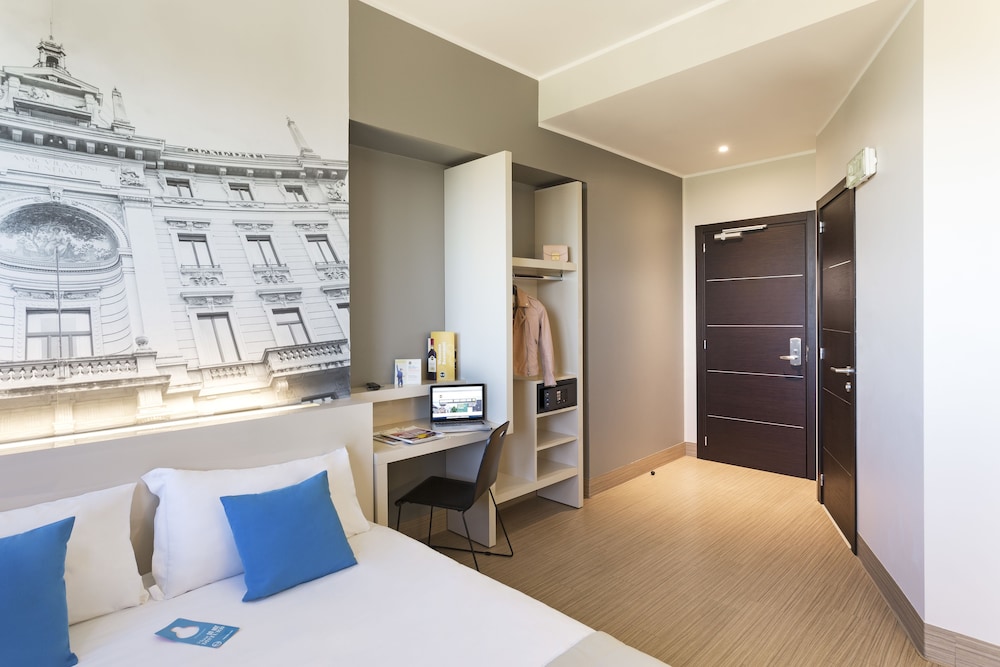 Standard Double Room, Non Smoking, City View thumbnail 6