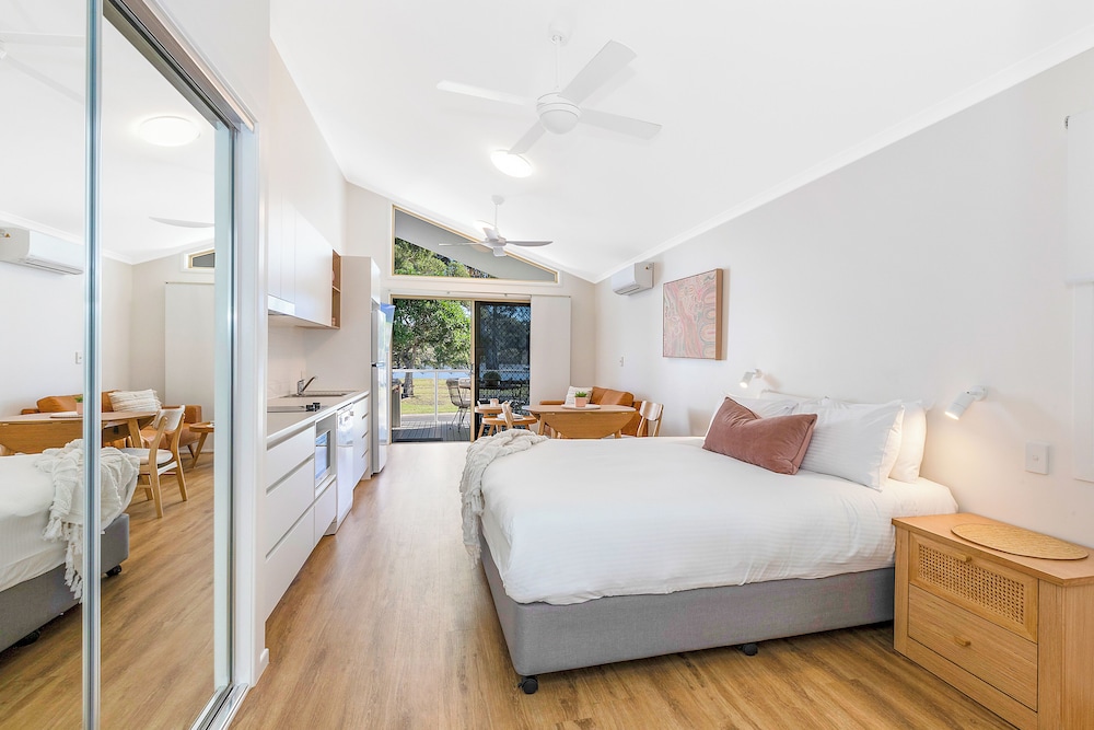 Premium Cabin - Sleeps 2 - Accessible - Dog Friendly photo 2