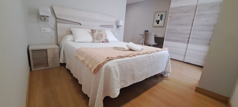 Deluxe Double Room, 1 Queen Bed, Private Bathroom - Photo 11