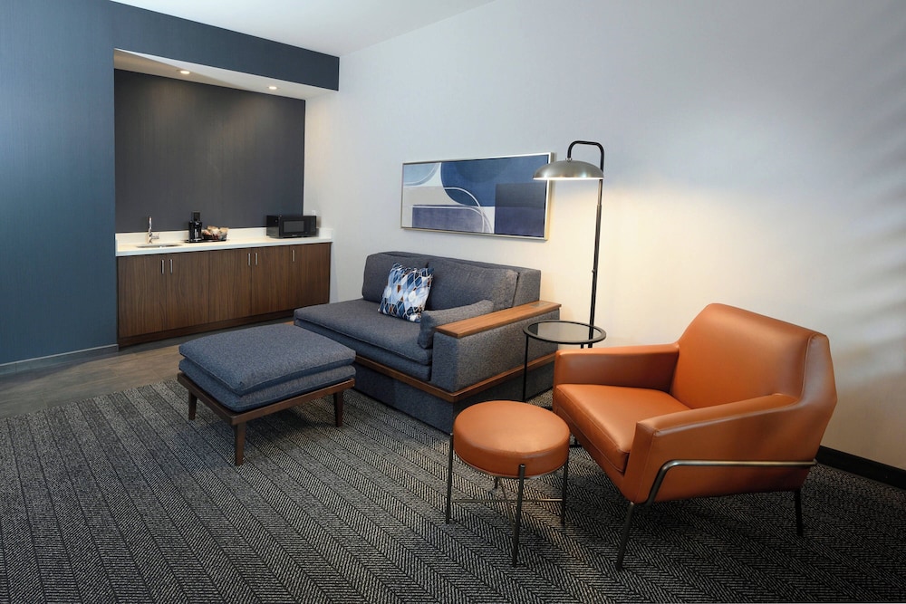Deluxe Room, 1 King Bed with Sofa bed (Mobility Accessible, Tub)