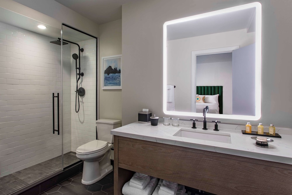 Premier Room, 1 King Bed, Accessible - Photo 7