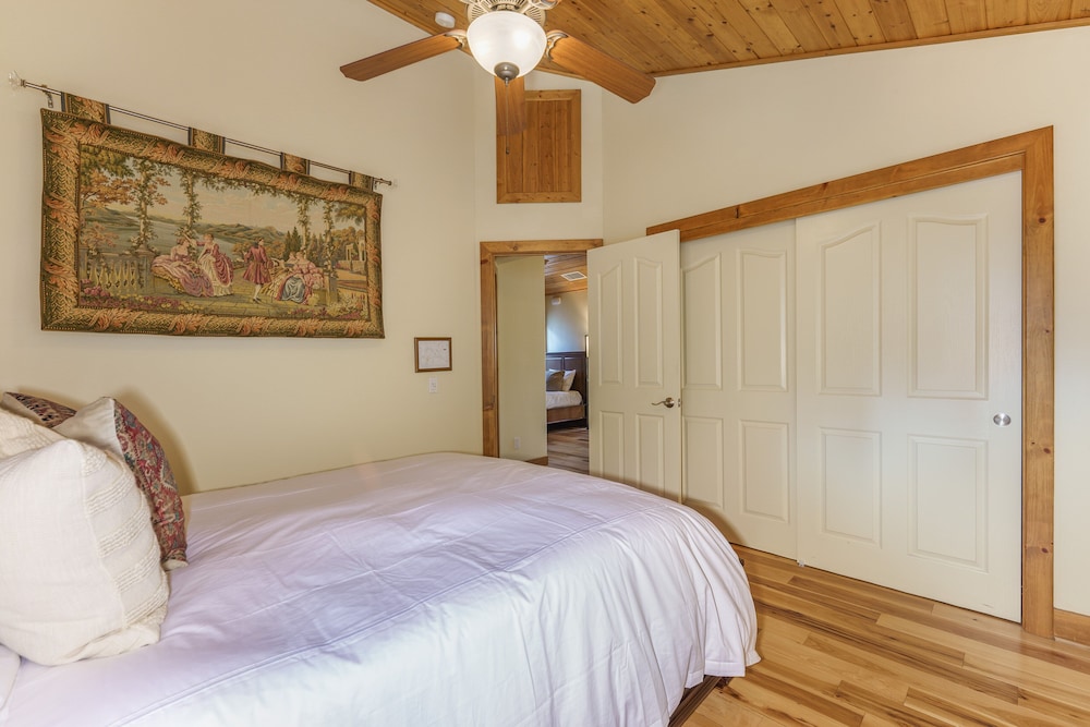 House, Multiple Beds, Patio, Mountain View (Yosemite Insiders) photo 2