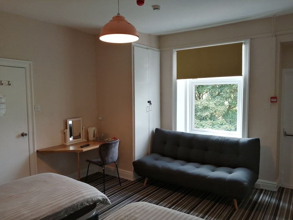 Triple Room With Adjoining Private Bathroom photo 3