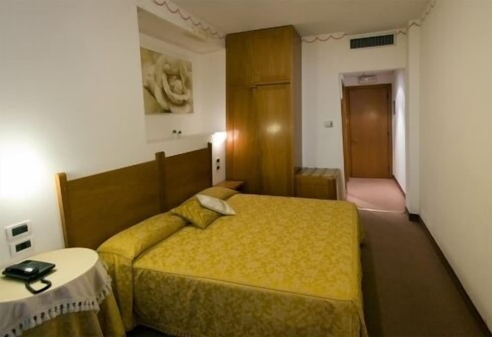 Double or Twin Room - Photo 3