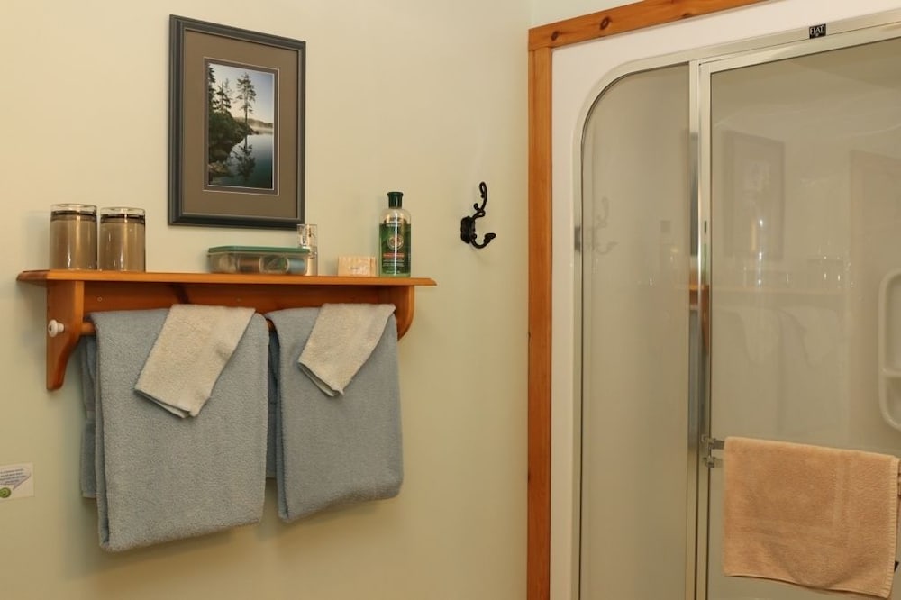 Deluxe Suite, 1 Queen Bed, Fireplace (Falls View/ Woodrush) photo 2