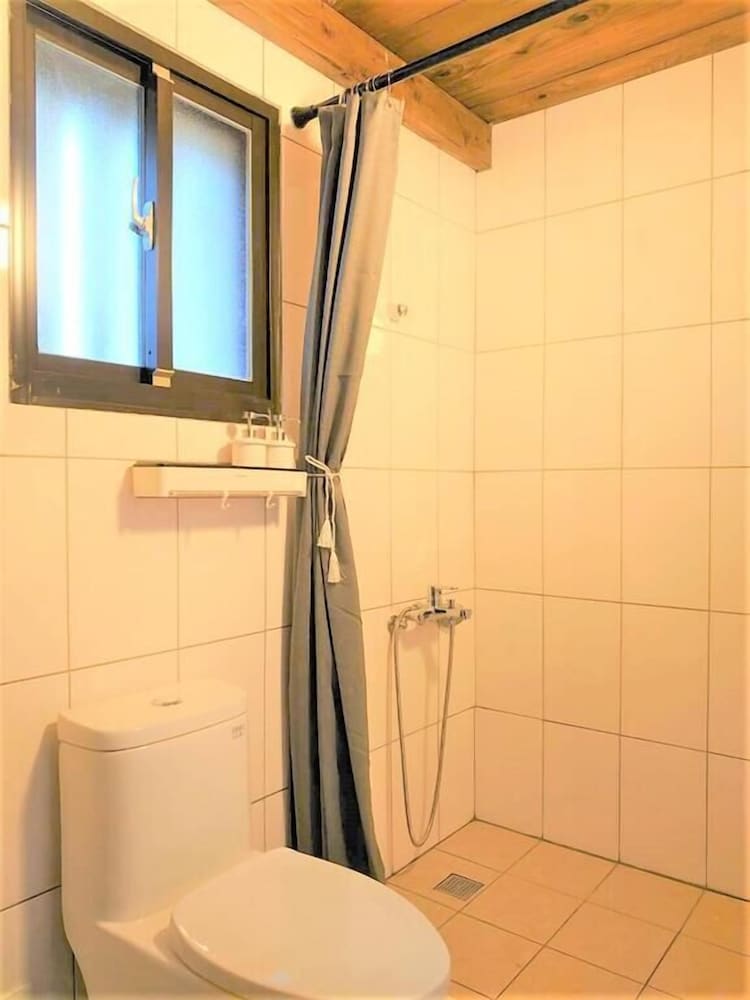 Family Room, Private Bathroom photo 3