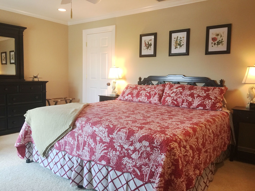 Room, 1 King Bed, Shared Bathroom photo 3