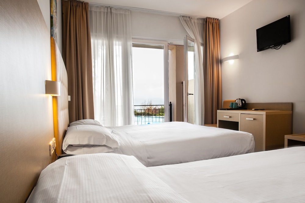 Standard Triple Room, Lake View